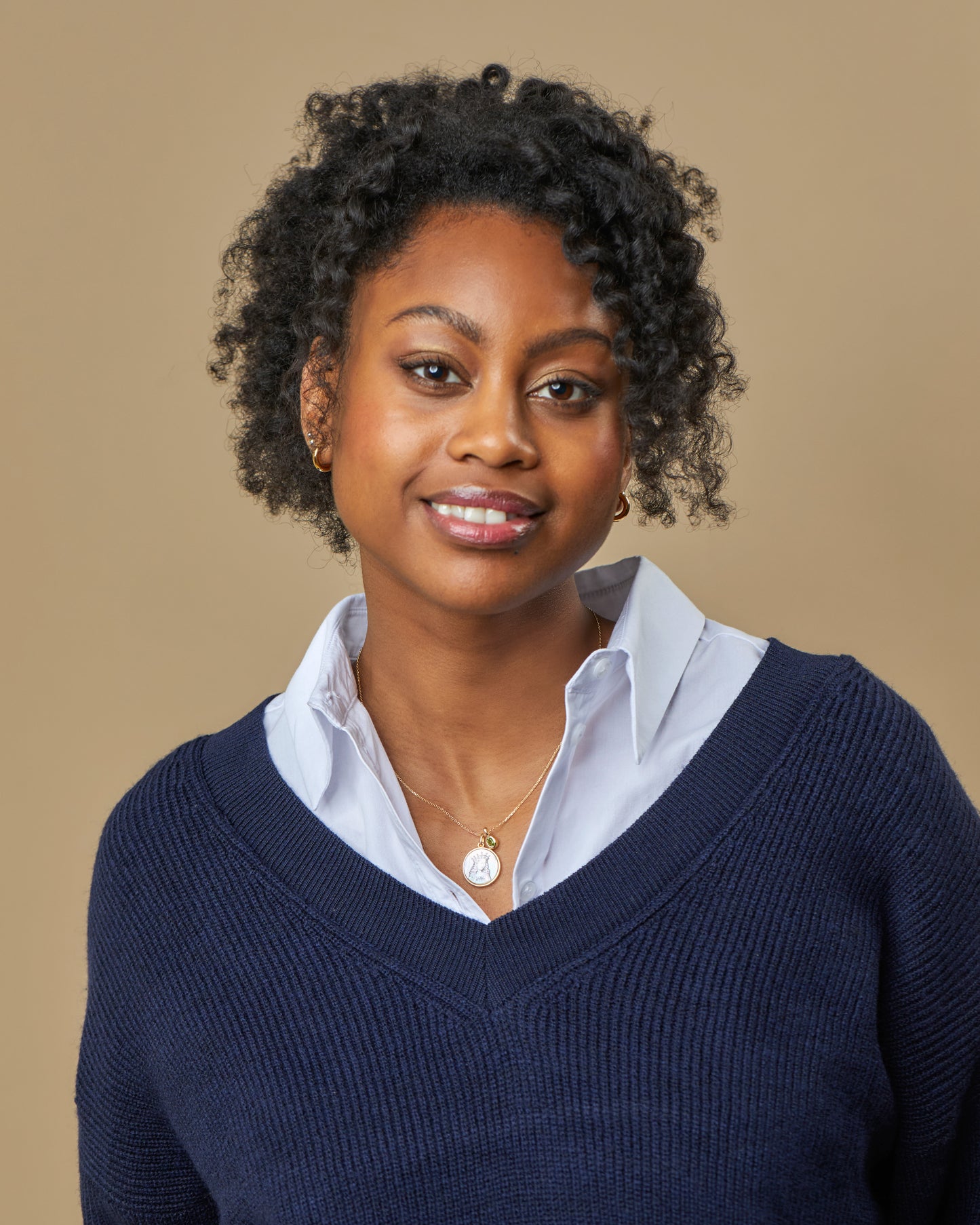 médaille en nacre avec gravure de la vierge majestée avec charms