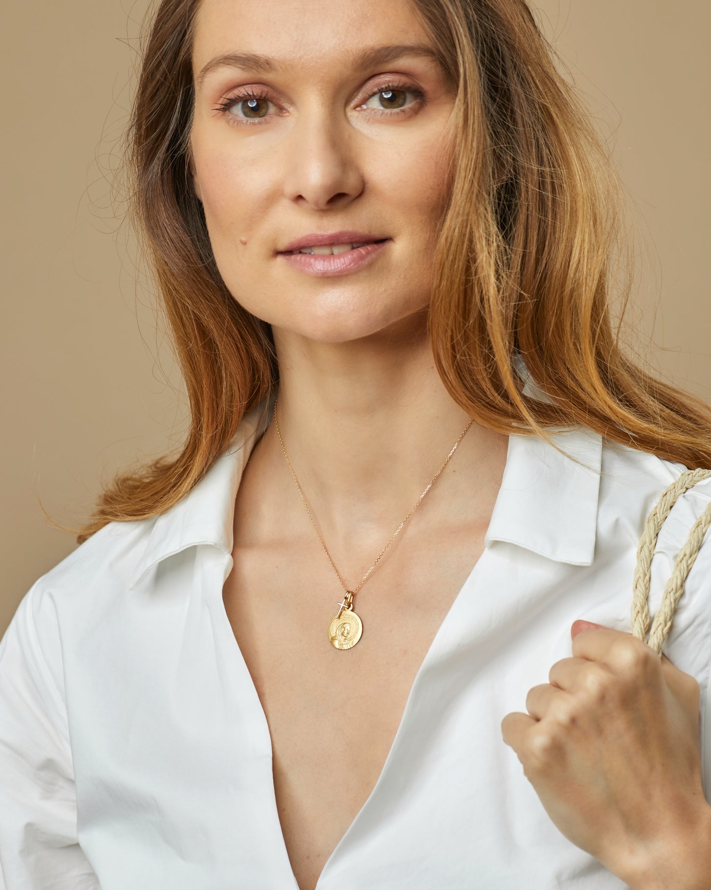 médaille vierge au manteau