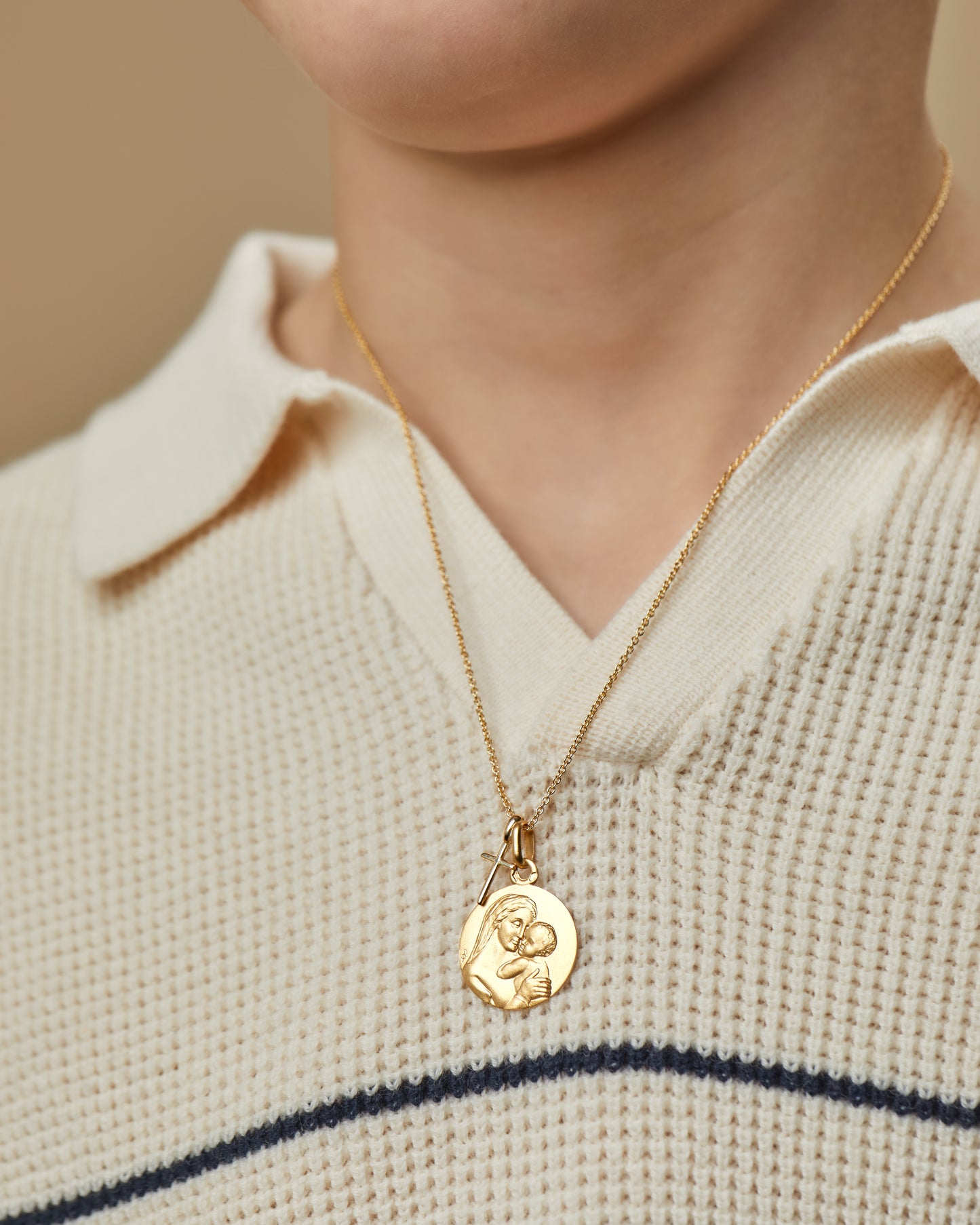 pendentif en or et charms croix