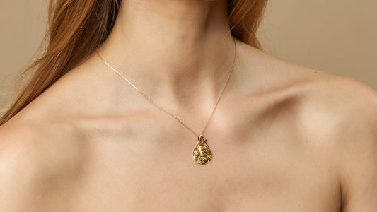 Pourquoi Offrir une Médaille Religieuse en Or 18K pour un Baptême ?