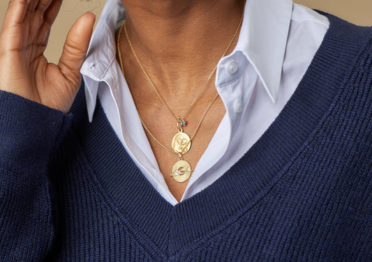 Composez vos bijoux : astuces pour associer pendentifs, médailles et charms