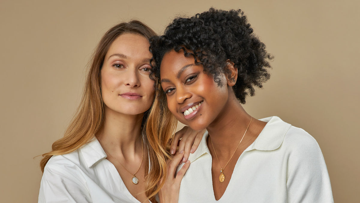 femmes portant des médailles de baptême