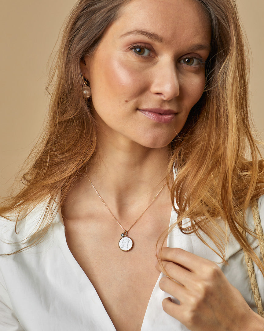 médaille en nacre avec gravure de la vierge couronnée