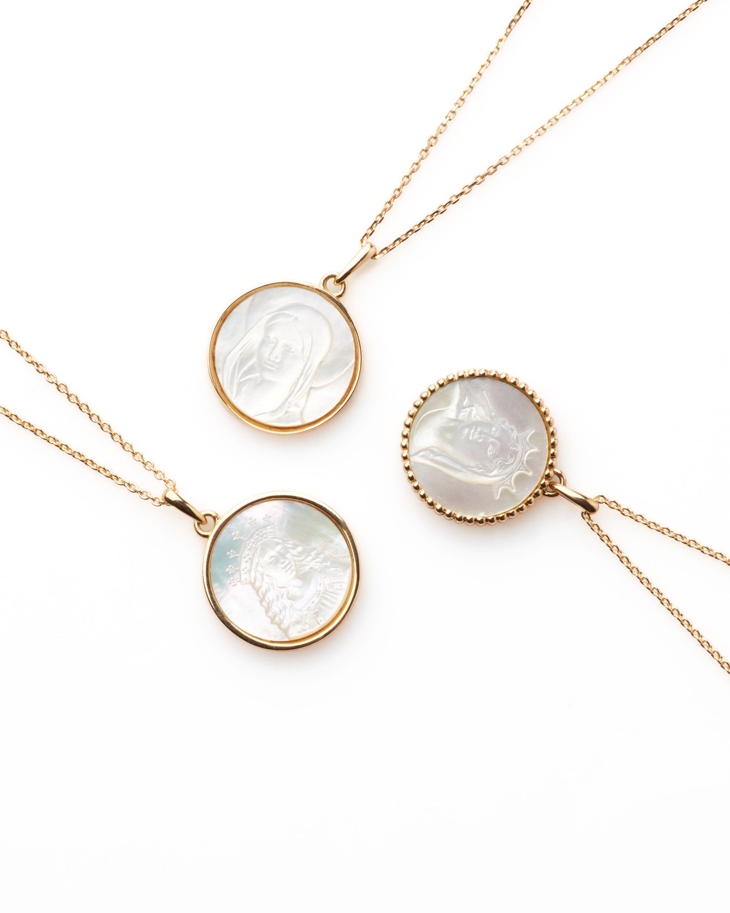 médailles religieuses en nacre et or baptême